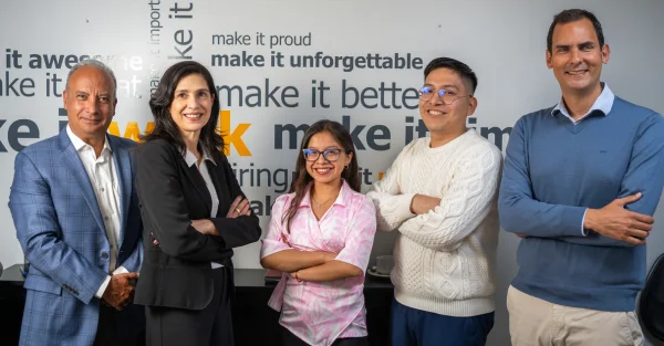 equipo HR-IN choque de puño de equipo empresarial